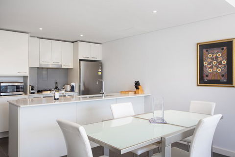 Spacious Modern Apartment In Sydney's North Shore - Gold Coast 4U 3