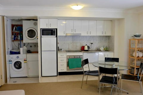 Spacious Studio By The Beach In Manly - Gold Coast 4U 2