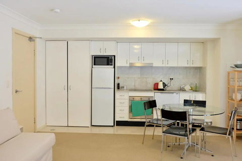 Spacious Studio By The Beach In Manly - Gold Coast 4U 3