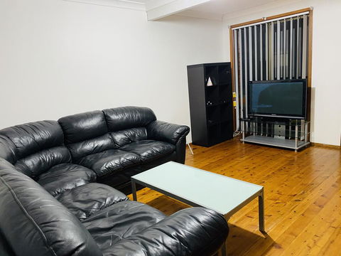 Spacious Townhouse In Wollongong - Gold Coast 4U 1