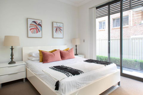 Spacious Two-Bedroom Apartment Near Hospital - Accommodation Gold Coast 1