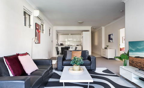 Spacious Two-Bedroom Apartment Near Hospital - Accommodation Gold Coast 0