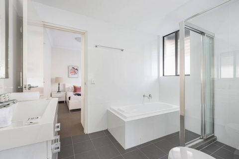 Spacious Two-Bedroom Apartment Near Hospital - Accommodation Gold Coast 3
