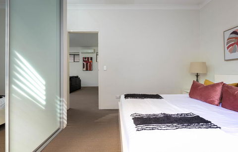 Spacious Two-Bedroom Apartment Near Hospital - Accommodation Gold Coast 2