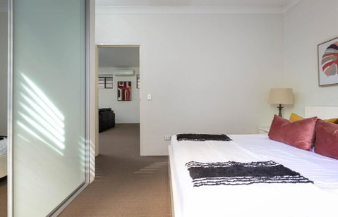Spacious Two-Bedroom Apartment Near Hospital - Accommodation Gold Coast 2