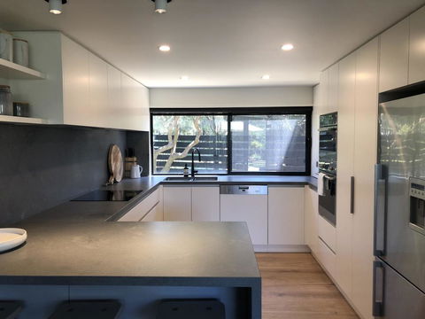 Spray Point Beach House: Entertaining Deck - Accommodation Gold Coast 2