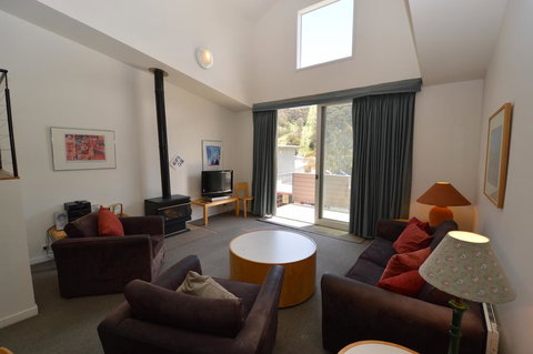 Squatters 11 - 1 Gold Coast 0