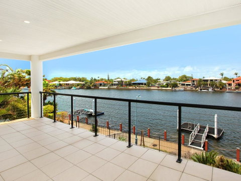 St Lucia 11 - 4 BDRM Canal Home With Pool - Accommodation Gold Coast 3