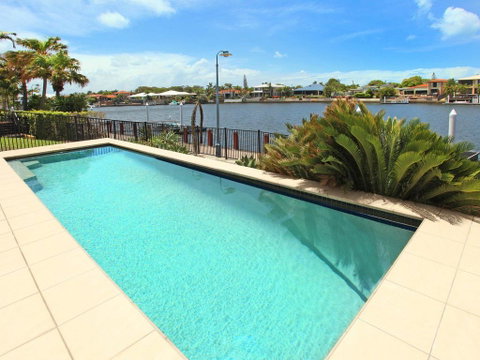 St Lucia 11 - 4 BDRM Canal Home With Pool - Accommodation Gold Coast 1