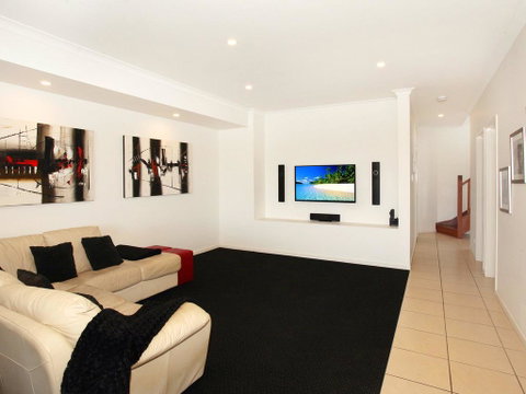 St Lucia 11 - 4 BDRM Canal Home With Pool - Accommodation Gold Coast 2