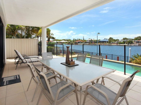 St Lucia 11 - 4 BDRM Canal Home With Pool - Accommodation Gold Coast 0