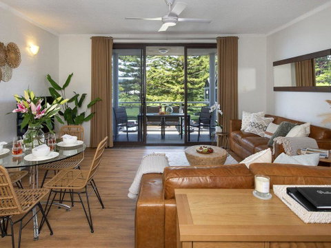 St Tropez Beachside Luxe - Accommodation Gold Coast 1