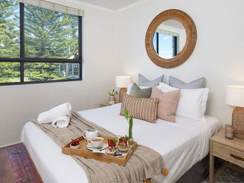 St Tropez Beachside Luxe - Accommodation Gold Coast 2