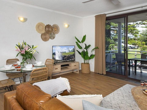 St Tropez Beachside Luxe - Accommodation Gold Coast 0