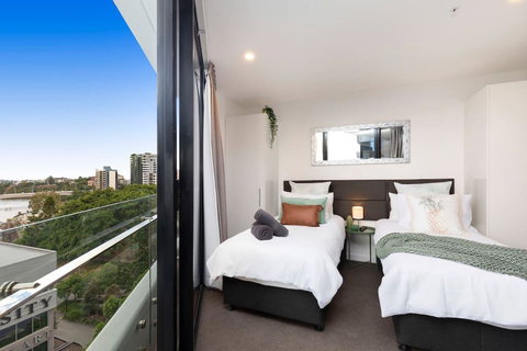 STH - River Views, Fast Internet, Long Stays - Accommodation Gold Coast 2