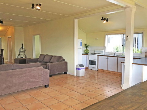 Stillwater', 25 Victoria Parade - Large Cottage Across From The Water Sleeping 13 - Accommodation Gold Coast 2