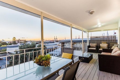 Stirling Apartments - The Penthouse - Accommodation Gold Coast 0