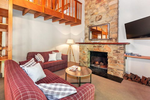 Stonehenge Retreat - Accommodation Gold Coast 3