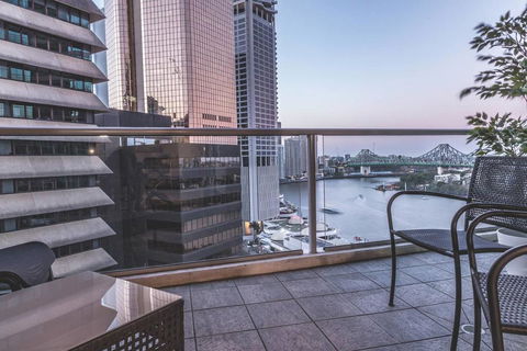 Story Bridge/River Views,  Pool, Gym, Netflix, Carpark - Gold Coast 4U 2