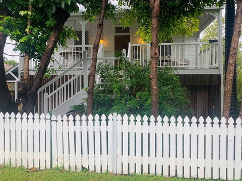 Stranded In Oz Stay In Relaxing Environment, FREE WIFI, NETFLIX, POOL, AIR CON - Gold Coast 4U 0