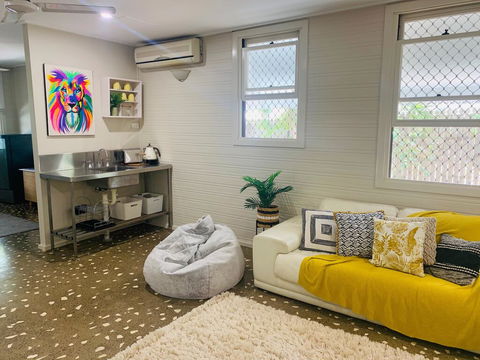 Stranded In Oz Stay In Relaxing Environment, FREE WIFI, NETFLIX, POOL, AIR CON - Gold Coast 4U 2