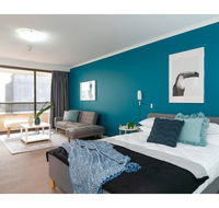 Striking and super convenient studio with balcony - Accommodation Gold Coast