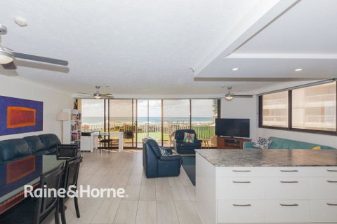Stunning Beachfront Apartment - Accommodation Gold Coast 0