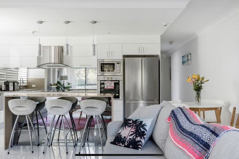 Stunning Burleigh Beach Apartment - Accommodation Gold Coast 0