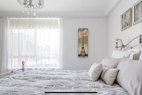 Stunning Burleigh Beach Apartment - Accommodation Gold Coast 3