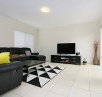 Stunning Home Near Scarborough Beach Sleeps 11 - Gold Coast 4U