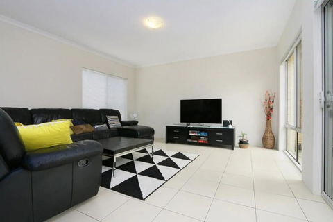 Stunning Home Near Scarborough Beach Sleeps 11 - Gold Coast 4U 0