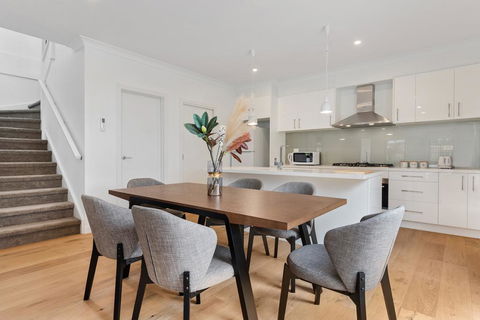 Style, Comfort And Convenience - 1 Gold Coast 1