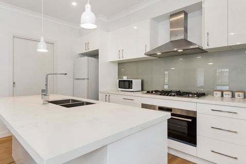 Style, Comfort And Convenience - 1 Gold Coast 2