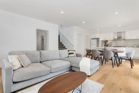 Style, Comfort And Convenience - 1 Gold Coast 0