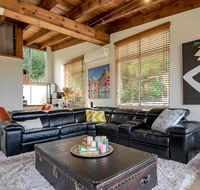 STYLISH  RELAXED LAKE HOME // NARRABEEN - Gold Coast 4U
