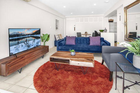 Stylish 2-Bed Apartment With Sweeping River Views - Gold Coast 4U 0