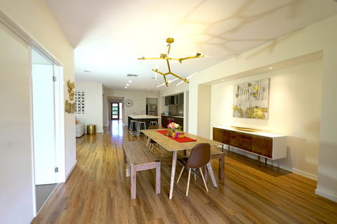Stylish Luxe House For Big Group Near Shopping Center - Gold Coast 4U 0