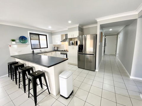 STYLISH RESIDENCE, LARGE PRIVATE YARD - CLOSE TO DREAMWORLD - Accommodation Gold Coast 3