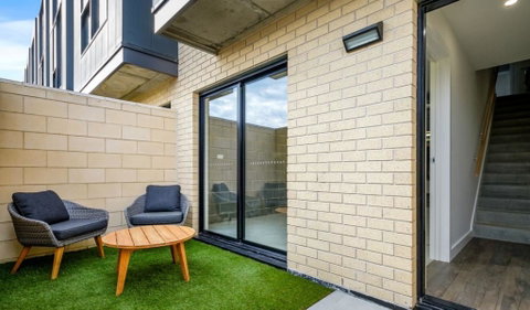 Stylish Townhouse - Accommodation Gold Coast 3