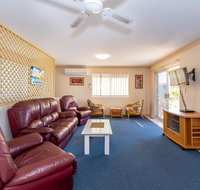 Stylish Unit Opposite Foreshore - Sylvan Beach Esp Bellara - 1 Gold Coast