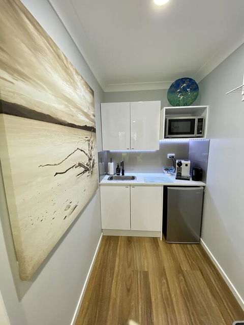 STYLISH UNIT - CLOSE TO DREAMWORLD - 1 Gold Coast 3