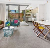 Stylish Valley Unit with Terrace Parking and Pool - Gold Coast 4U