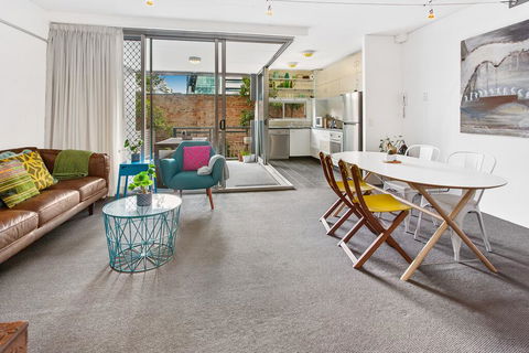 Stylish Valley Unit With Terrace, Parking And Pool - Gold Coast 4U 0