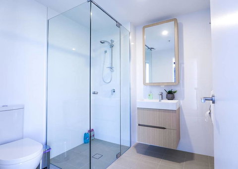 Stylist 2 Bedrooms Apartment With Pool/GYM/Parking - Accommodation Gold Coast 3