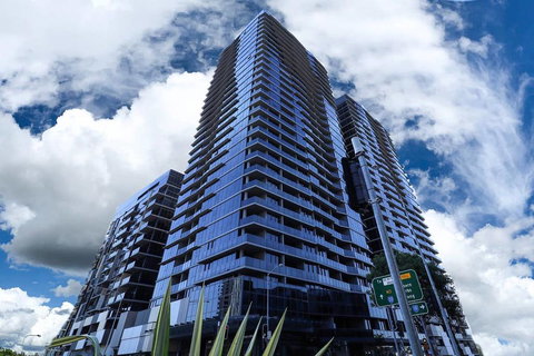 Stylist 2 Bedrooms Apartment With Pool/GYM/Parking - Accommodation Gold Coast 0