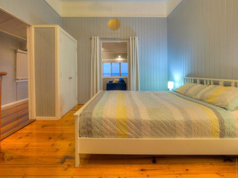 Sublime Beachfront Queenslander On The Esplanade - Accommodation Gold Coast 3