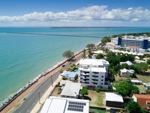 Sublime Beachfront Queenslander On The Esplanade - Accommodation Gold Coast 2