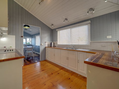 Sublime Beachfront Queenslander On The Esplanade - Accommodation Gold Coast 1