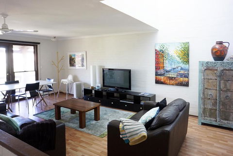 Suffolk Villa - Accommodation Gold Coast 0