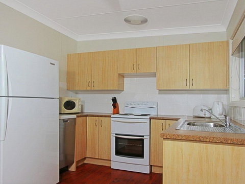Summer Breeze - Clean And Simple, 200m To Beach - Accommodation Gold Coast 2